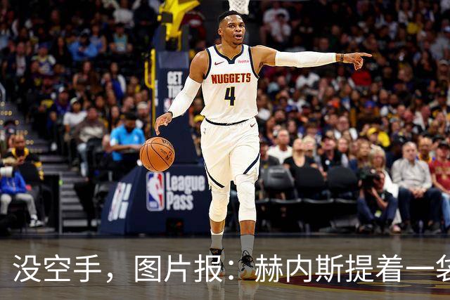 没空手，图片报：赫内斯提着一袋吃的探望住院的孔帕尼